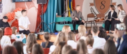 Фронтмен гурту “ВВ” Олег Скрипка завітав до вінницьких ліцеїстів-волонтерів
