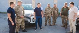 Гумштаб і Вінницька міськрада передали два позашляховики захисникам України