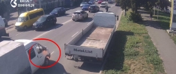 Камери відеоспостереження у Вінниці зафіксували момент загоряння автомобіля на вулиці Пирогова