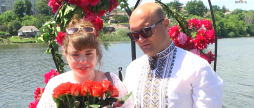 Кохання повернуло до життя: військовий, який втратив зір на фронті, зробив пропозицію своїй коханій
