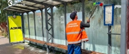 Комфорт для пасажирів у Вінниці миють зупинки громадського транспорту