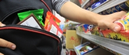 Вінничанин намагався винести з гіпермаркету алкоголь та продукти на суму близько 6 тис.грн. 