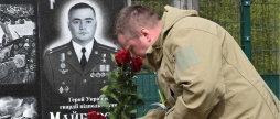 Літак над Алеєю Слави у Вінниці вшанували пам’ять легендарного льотчика у день його 46-річчя