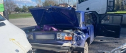 Масштабна троща на Вінниччині ВАЗ відкинуло під вантажівку після удару Mercedes