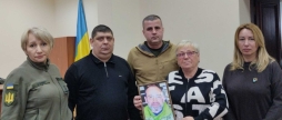 Мати загиблого воїна з Оратівської громади отримала його посмертну нагороду