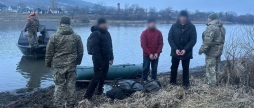 Могилів-подільські прикордонники затримали човен із трьома порушниками кордону
