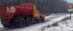 На дорогах Вінниччини цілодобово працює спецтехніка дорожники готові до негоди