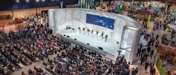 На форумі в Парижі показали "шматок смерті" - уламок ракети, якою росіяни вбили вінничан