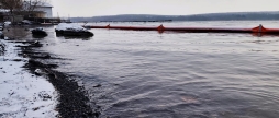 На Ладижинському водосховищі продовжують збір залишків нафтопродуктів