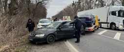 На Немирівщині автівка, в салоні якої було двоє діток, злетіла в кювет