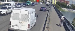На Центральному мосту у Вінниці сталася ДТП через невдалий маневр