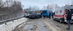 На виїзді з Гайсина на трасі зіткнулись кілька авто - рух ускладнений