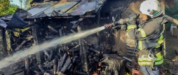 На Вінниччині горів автомобіль, пожнивні залишки та господарські споруди