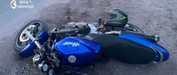 На Вінниччині мотоцикліст врізався у припарковане авто двоє постраждалих