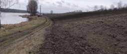На Вінниччині невідомі розорали землю у прибережній зоні ставка