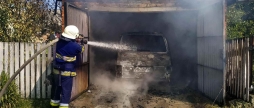 На Вінниччині пожежа знищила в гаражі одне авто й пошкодила інше