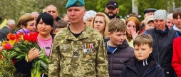 На Вінниччині зі сльозами та обіймами зустріли захисника, який повернувся з 4-річного полону