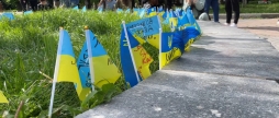 На Європейській площі у Вінниці встановлюють прапорці у пам'ять про загиблих Героїв