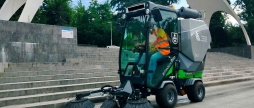 Нову малогабаритну техніку долучають до прибирання вулиць і тротуарів Вінниці