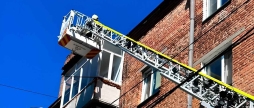 Операція на висоті вінницькі надзвичайники рятували перехожих від падіння уламка покрівлі