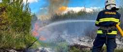 Палаючі паркани та тонни соломи на Вінниччині ліквідували вісім масштабних пожеж