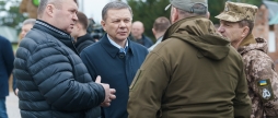 Паски, окопні свічки та інструмент: вінничани у рамках роботи Гумштабу передали допомогу на фронт