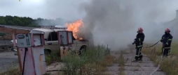 На Вінниччині рятувальники гасили охоплений вогнем автомобіль