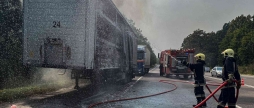 Під Калинівкою загорілась вантажівка з пресованим картоном