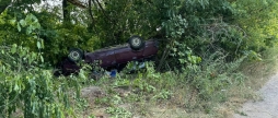 Поблизу Жмеринки водій Mercedes-Benz скинув у кювет автомобіль ВАЗ