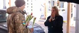 Подорожувальниць на вінницькому кордоні зустріли квітами