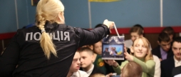 Поліцейські Вінниччини прийшли подарунками до вихованців Прибузької спецшколи