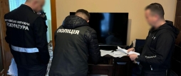 Поліція здійснює 70 обшуків у медзакладах по всій Україні