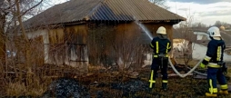 Полум’я із сухої трави перекинулося на приватний житловий будинок у Гайсинському районі