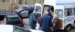 Пораненим військовим, які лікуються у Вінниці, передали гостинці