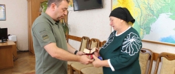 Посмертну нагороду сина вручили матері загиблого Захисника з Могилева-Подільського