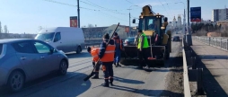 Працюють п'ять бригад аварійний ремонт торкнувся найскладніших ділянок доріг Вінниці