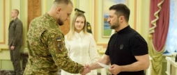 Президент особисто вручив сертифікат на квартиру Герою України з Вінниччини