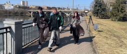 Прибирають усі Вінницька громада розпочала сезон весняних толок