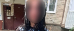 П’яна вінничанка розгулювала дитячим майданчиком з малолітньою дитиною