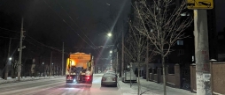 Розчищають вінницькі шляхи від снігу та проводять протиожеледну роботу