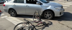 Рухався велодоріжкою у Вінниці після наїзду авто госпіталізували 18-річного велосипедиста
