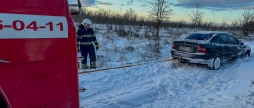 Рятувальники допомогли відбуксирувати авто зі снігових заметів у двох громадах Вінниччини