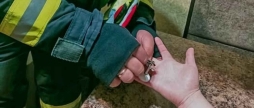 Щоб зняти обручку з пальця вінничанки довелось викликати рятувальників