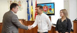 Вінничанину Святославу Кравчуку, який допоміг жінці з вадами зору перейти дорогу, вручили Подяку міської ради