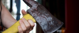 Судитимуть жительку Вінниччини, яка вдарила батька по голові сокирою