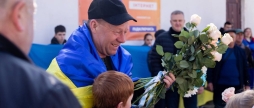 Тепло й урочисто зустріла земляка з полону громада на Вінниччині
