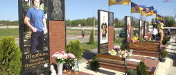 «Троянди особливого призначення»: на Алеї Слави батьки загиблих КОРДівців висадили троянди