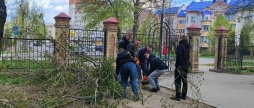 Цьогорічне святкування 9 травня в росії проходить під знаком страху та безпрецедентних заходів безпеки. Замість звичних масштабних урочистостей, кремль змушений суттєво скоротити програму параду