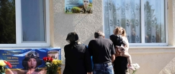 У Барській громаді відкрили меморіальну дошку на честь загиблого молодшого сержанта