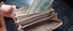 У Калинівці нечиста на руку гостя вкрала у знайомої 200 доларів